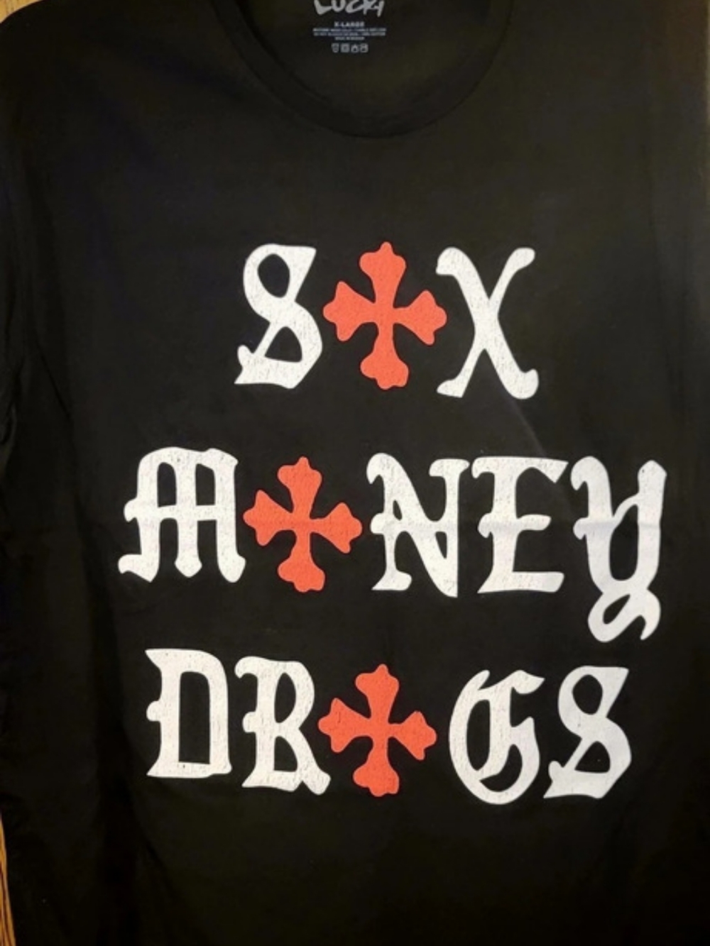 Lucki Graphic Short Sleeve Tee in Black & Red Size Large